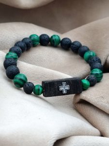 Brojanica od fosilnog hrasta iz vode i krstića od nerđajućeg čelika sa perlicama od vulkanske lave i malahita