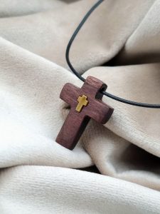 Mali krst od američkog oraha i krstića od pozlate