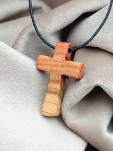 Stilizovani drveni krst od šljive