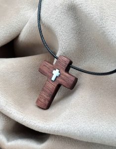 Mali krst od američkog oraha i krstića od nerđajućeg čelika