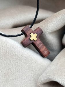 Mali krst od američkog oraha i krsta od pozlate