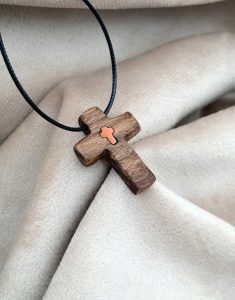 Mali krst od fosilnog jasena i krstića od bakra