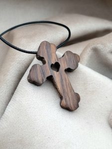 Pravoslavni drveni krst od tigrastog fosilnog hrasta sa izrezbarenim srcem