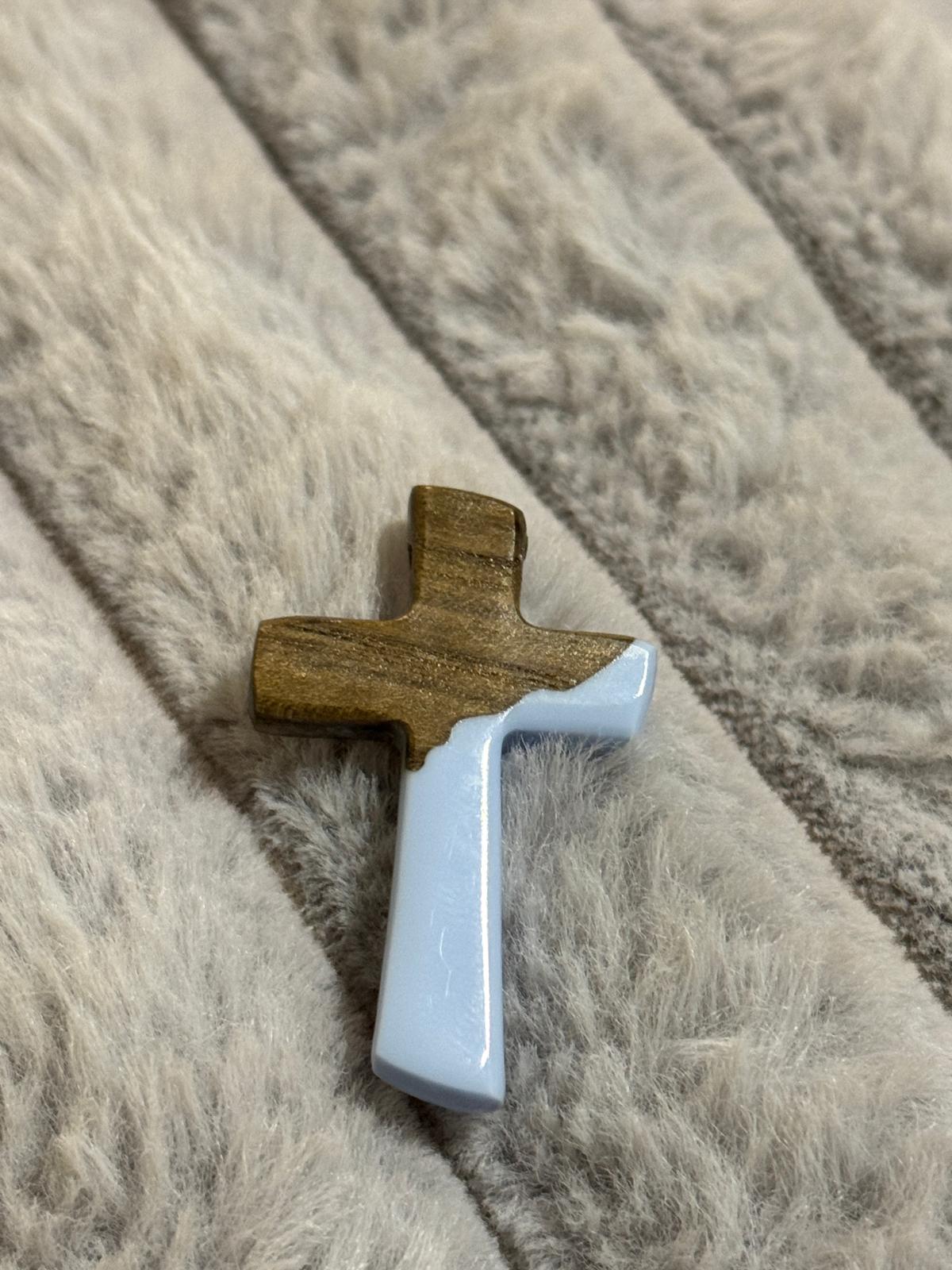 Baby plavi krstić - fosilni jasen & epoksi - Slika 2