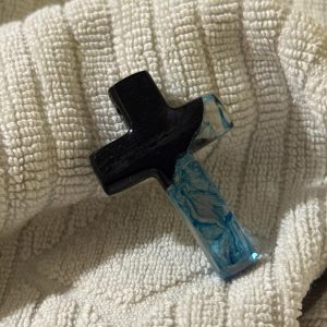 Crni krstić – Fosilni hrast & epoksi