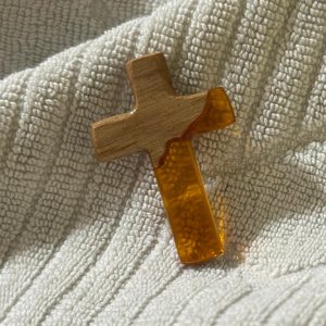 Ćilibarni krstić – Hrast & epoksi