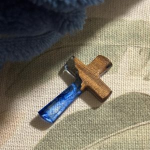 Plavi krstić – Orah & epoksi
